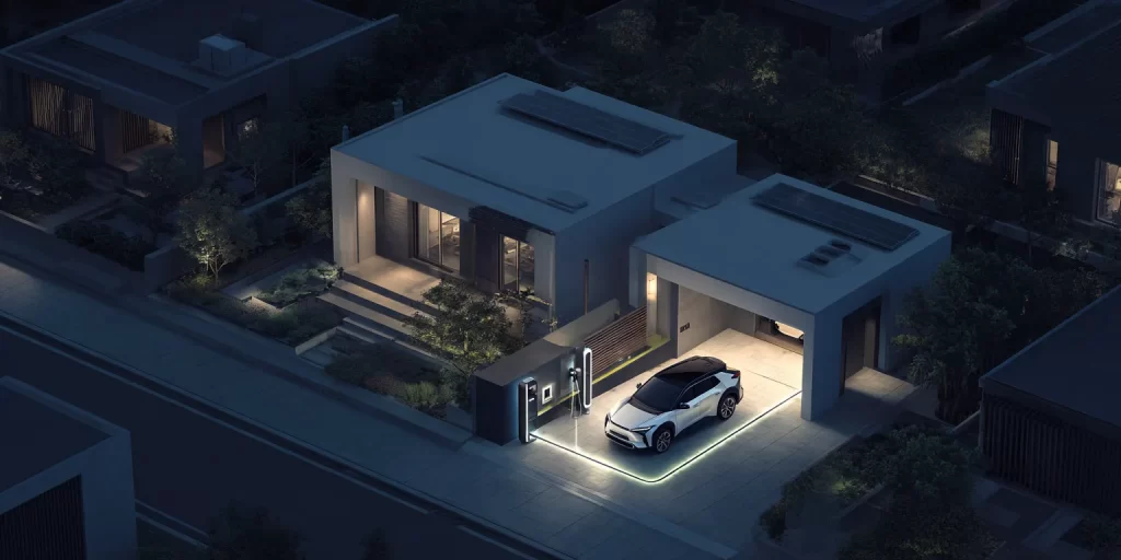 夜、周囲は暗い中で、EVから給電されているその家だけが暖かく明るい光を放っている、安心感のある風景。