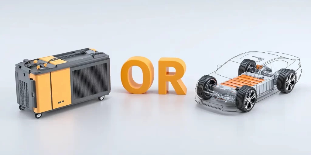 家の横にある小さな蓄電池ユニットと、大きなバッテリーを持つEVを対比させた、インフォグラフィック的な3D画像。