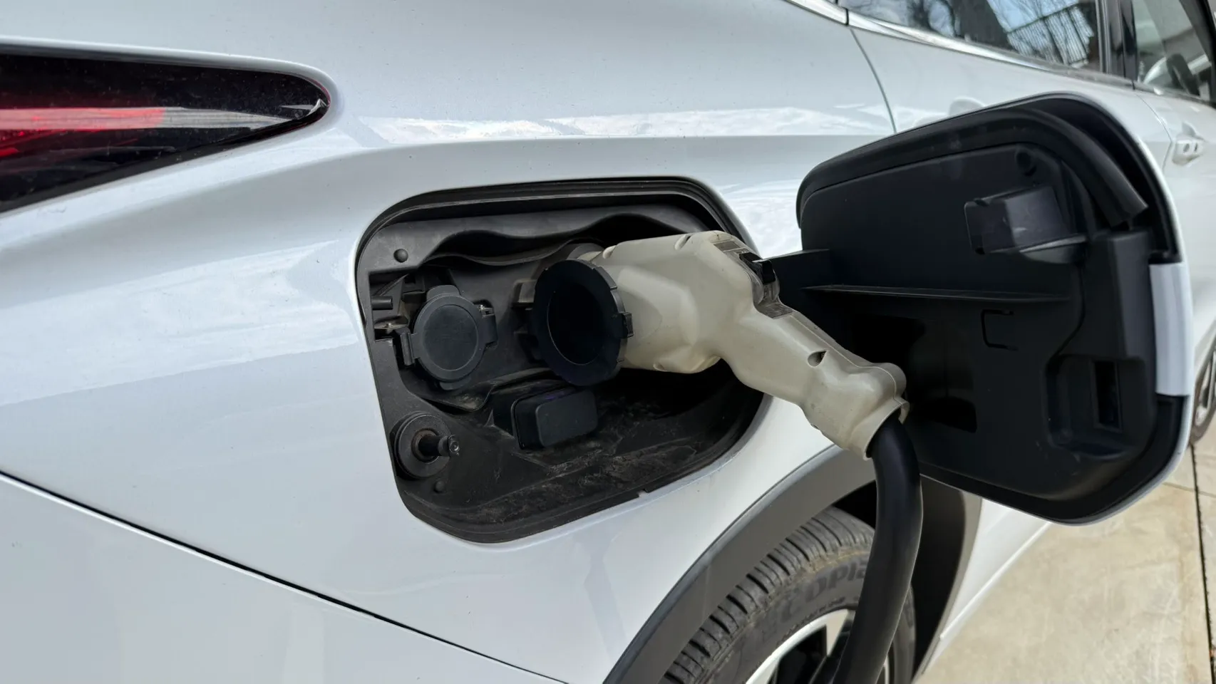 アイコミュニケーションズが施工したV2Hで電気自動車を充電する様子